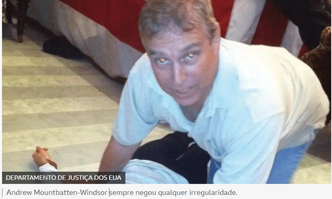 Príncipe Andrew ao lado de Ghislaine Maxwell e Virginia Giuffre